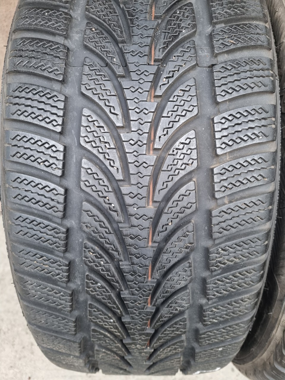 2 anvelope IARNA ms 235-40-18,f.bune,nokian,PROFIL 8 MM