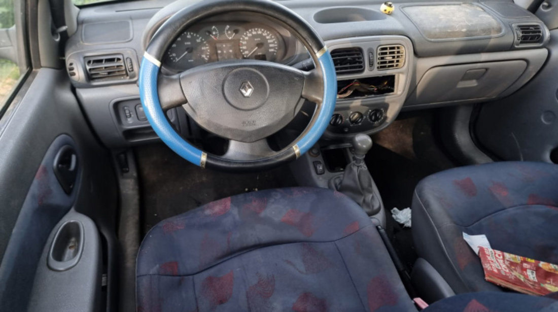 Aripa dreapta spate Renault Clio 2001 sedan 1.4 K7J 700