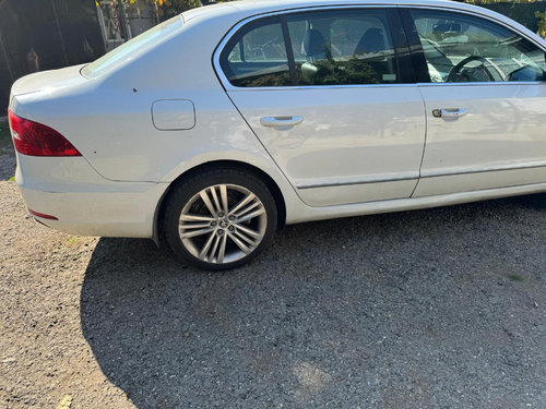 Aripa spate dreapta Skoda Superb 2 (3T4) 2.0 TDI DSG tip motor CFF