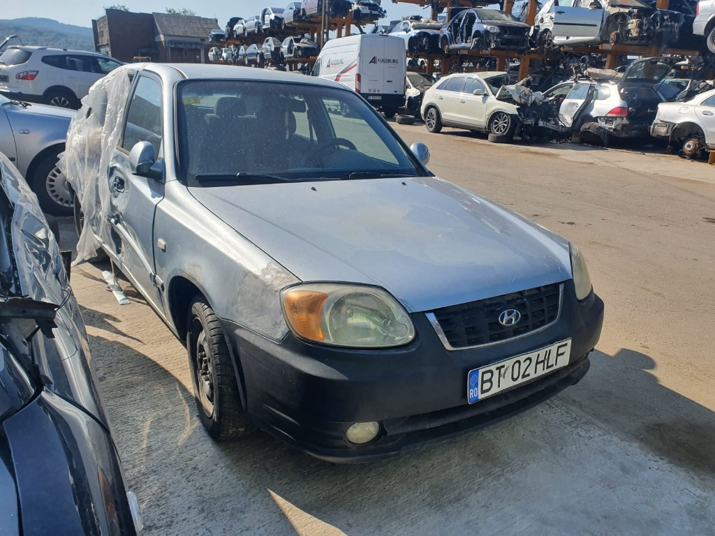 Aripa stanga fata Hyundai Accent 2004 berlina 1.3 benzina