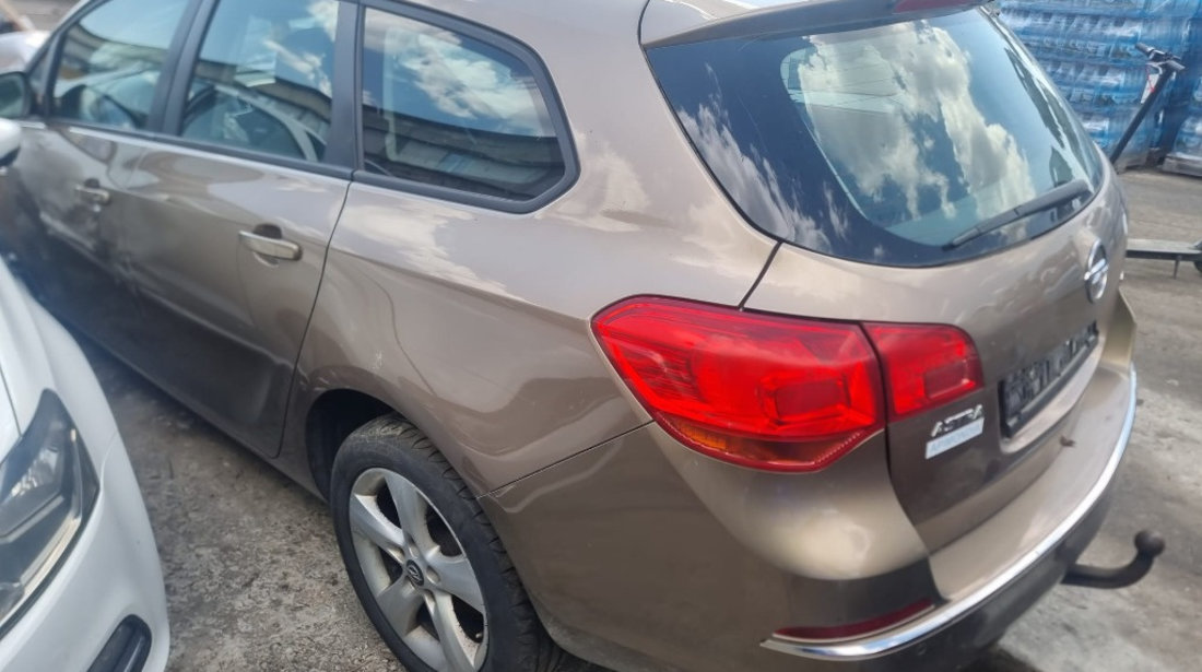 Aripa stanga fata Opel Astra J 2013 break 1.7 cdti A17DTS