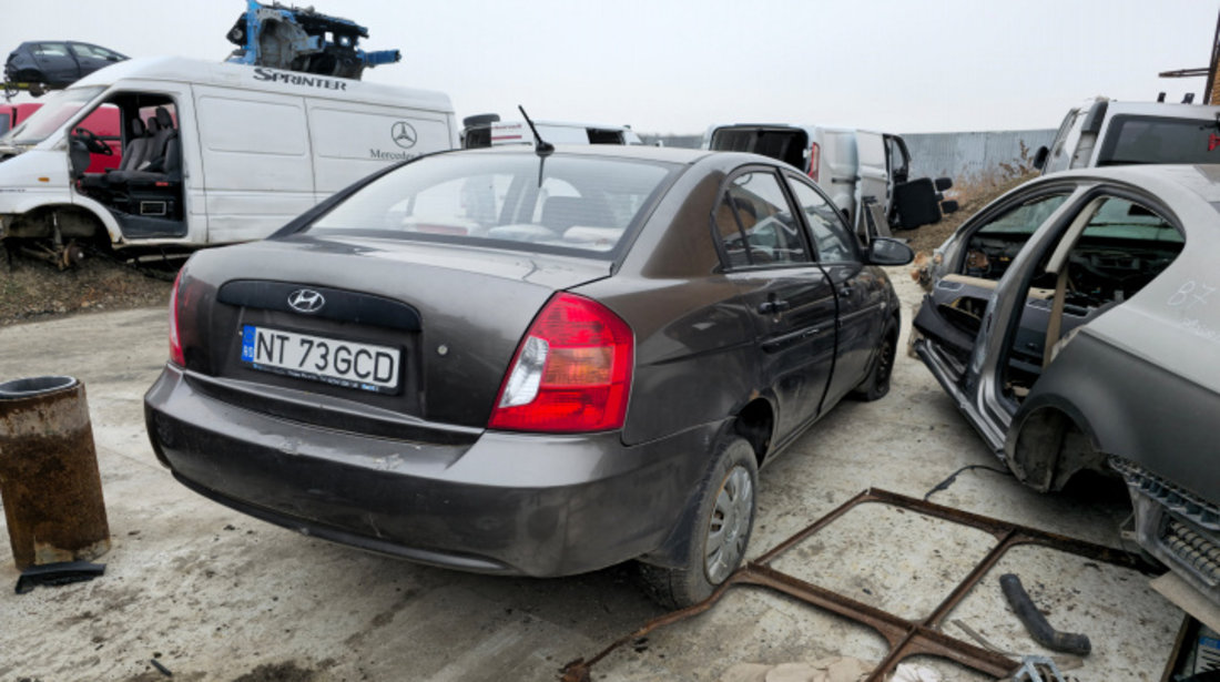 Armatura bara spate Hyundai Accent 2010 berlina 1.4 benzina G4EE