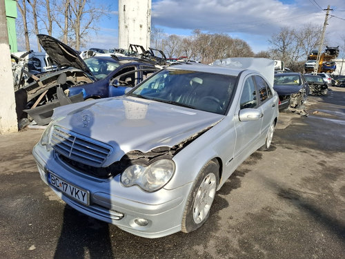 Armatura bara spate Mercedes C-Class W203 2005 berlina 2.2 cdi C200 646963