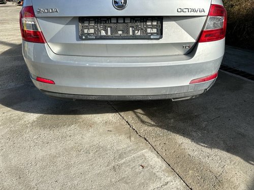 Bara spate 6 senzori cu parcare laterala 5E5807421A Skoda Octavia 3 cod culoare: LA7W