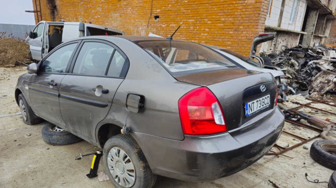 Bara spate Hyundai Accent 2010 berlina 1.4 benzina G4EE