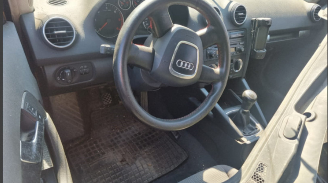 Broasca usa stanga fata Audi A3 8P 2006 HATCHBACK 5 UȘI 2.0 tdi BMM