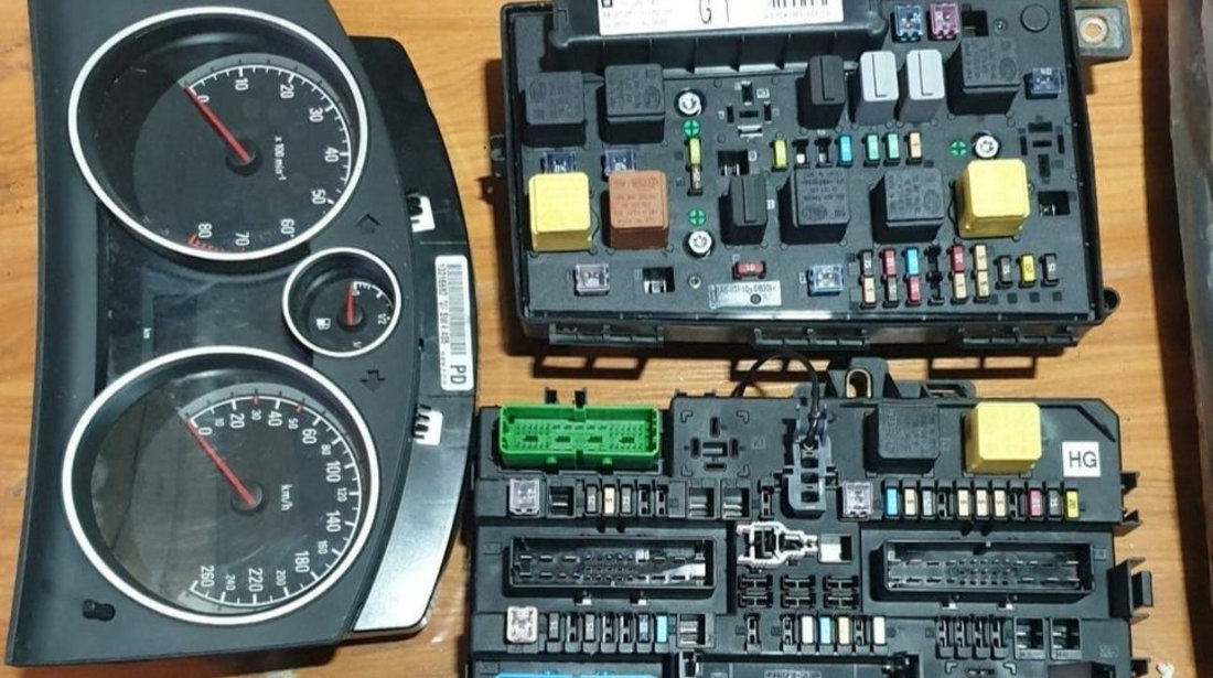 Ceas bord calculator panou sigurante REC UEC Opel Zafira B Z22YH 2.2i