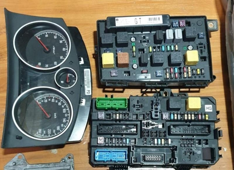 Ceas bord calculator panou sigurante REC UEC Opel Zafira B Z22YH 2.2i