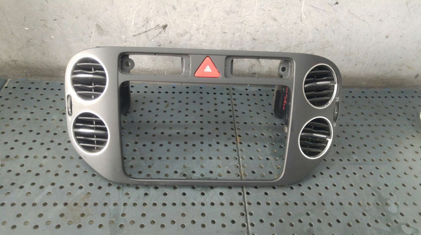 Consola centrala bord cu guri ventilatie buton avarii vw golf 5 plus 5m1 521 5m0858071k 5m0819062 5m0858069n