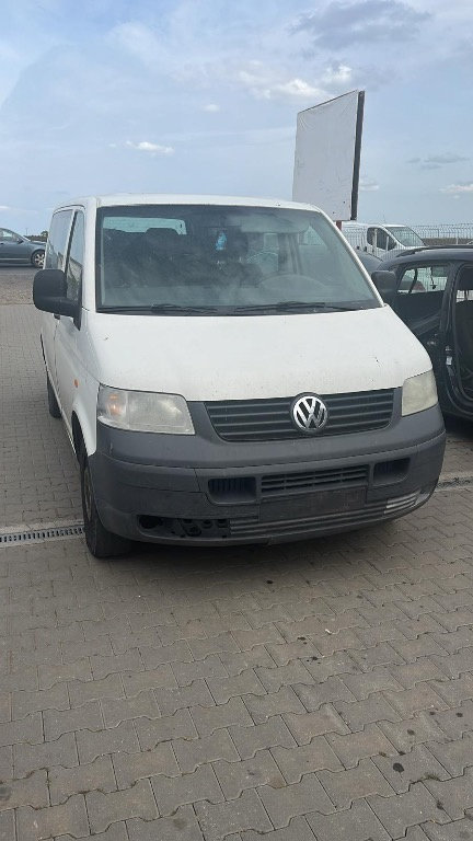 Dezmembram Volkswagen Transporter T5 1.9 tdi din 2008