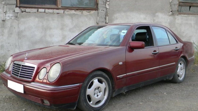 Dezmembrez Mercedes-Benz E-Class W210 2.2D sedan