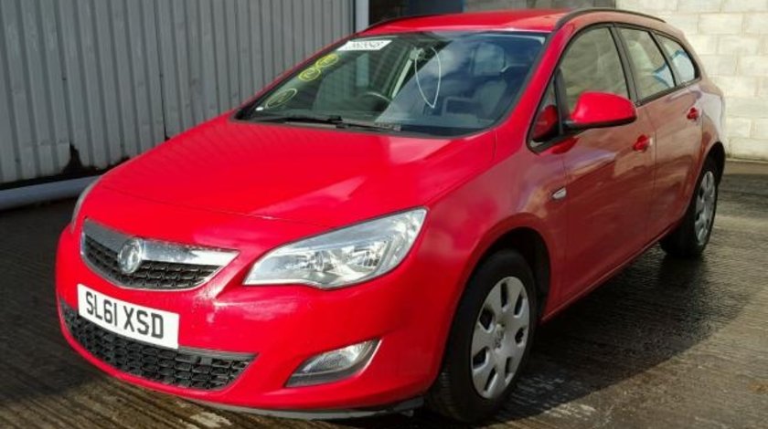 Dezmembrez Opel Astra J combi