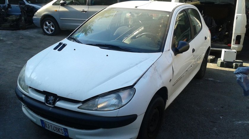 dezmembrez Peugeot 206 1.1 benz an 2000,cod motor HFX