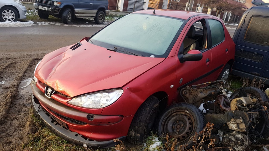 Dezmembrez Peugeot 206 2005 HATCHBACK 1.4