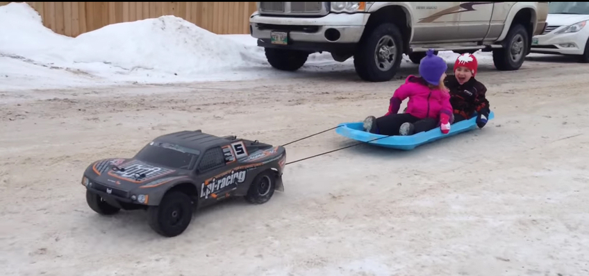 Distractie de iarna fara dureri de spate: un automodel HPI trage o sanie cu  2 copii yv0rKPaOqH0