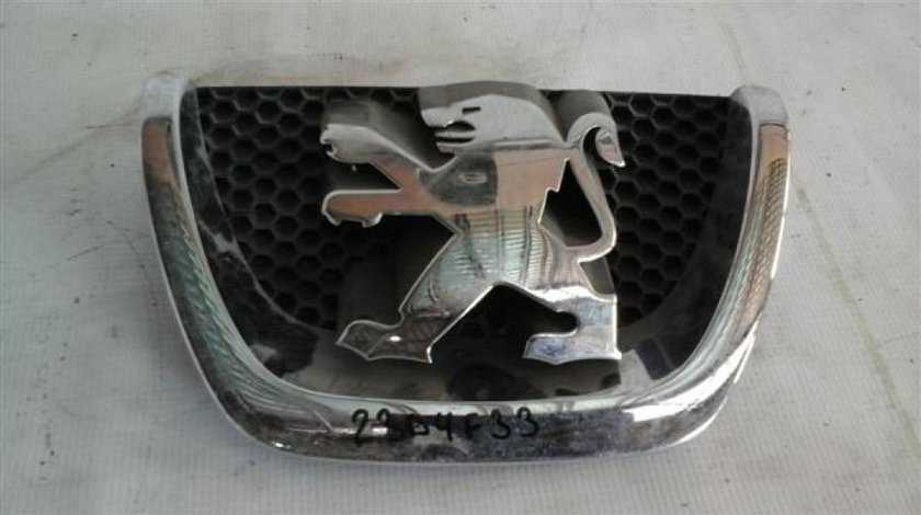 Emblema bara fata Peugeot 207 An 2006 2007 2008 2009 2010 cod 303002001