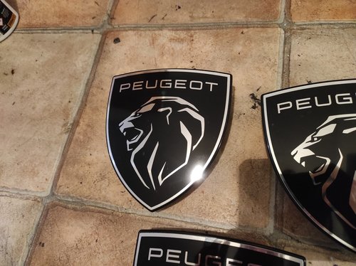 Emblema Peugeot 3008 cod 9840697980