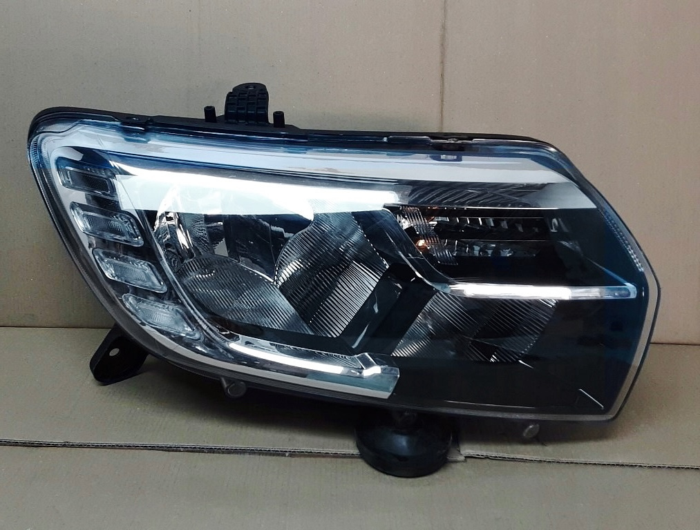 Far led dreapta Dacia Sandero 2 2017-2018-2019-2020 NOU 260105925R 260100697R OEM