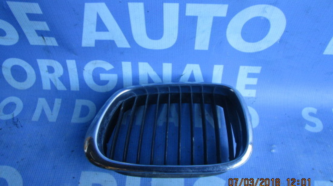 Grila capota BMW E39 ; 8184531 // 8184532 (urechi rupte)