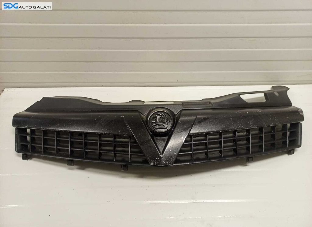 Grila Centrala cu Emblema Sigla de pe Bara Spoiler Fata Cu Defect Vauxhall Opel Astra H GTC 2004 - 2010 [DZ0309]