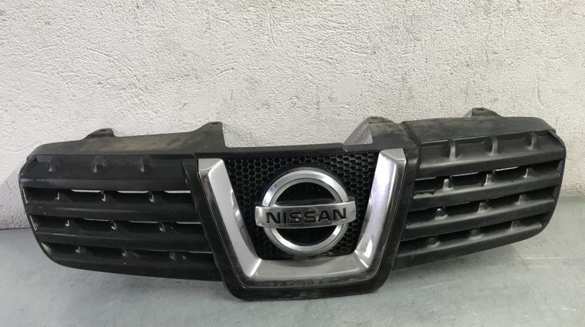 Grila radiator cu emblema Nissan Qashqai 1.6 benzina Manual sedan 2009 (cod intern: 67962)