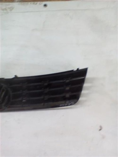 Grila radiator Volkswagen Passat model B6 An 1996-2000 cod 3B0853653C