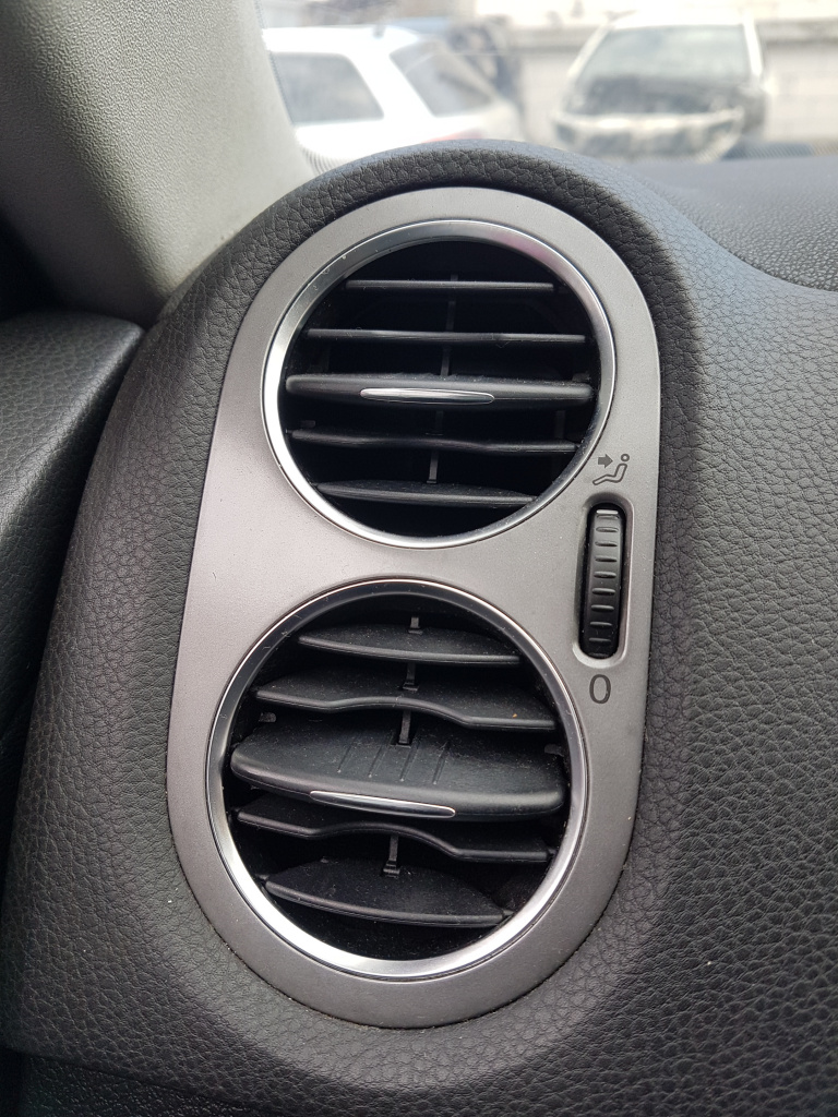 Grila Ventilatie Bord Stanga VW Tiguan 2007 - 2011