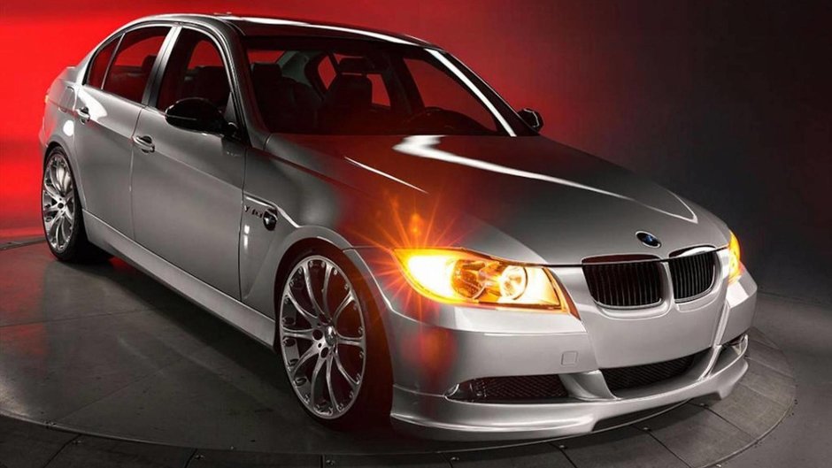 Este unul dintre cele mai rare BMW-uri tunate din istorie. De afara arata  ca un Seria 3 obisnuit, insa cand ridici capota...