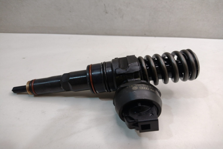 Injector BC (litere mari) 038130073AJ Volkswagen VW Passat B5.5 [facelift] [2000 - 2005]