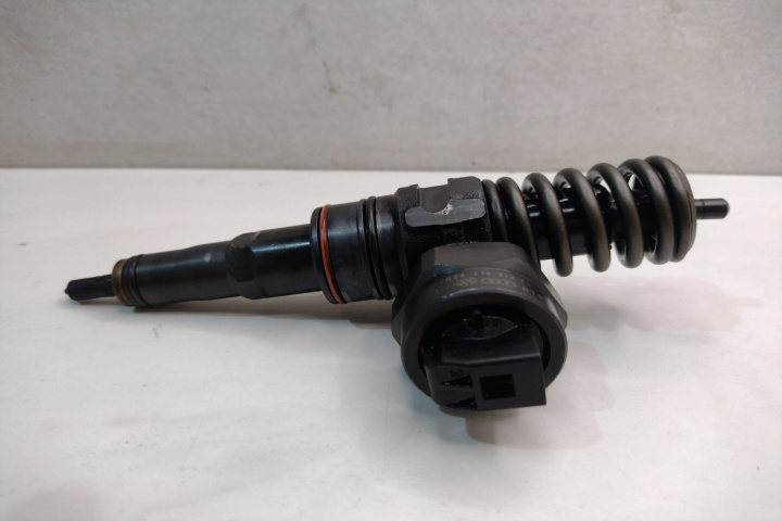 Injector J (litera mare) 038130073 F J Audi A4 B5 [1994 - 1999]