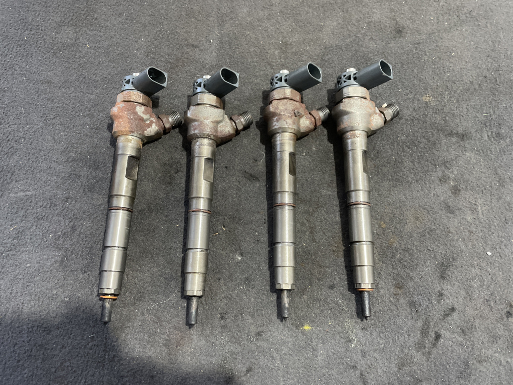 Injector VW Passat sedan 2012 (03L130277J)