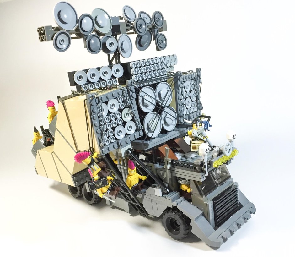 Masinile din Mad Max Fury Road realizate din LEGO sunt dementiale!