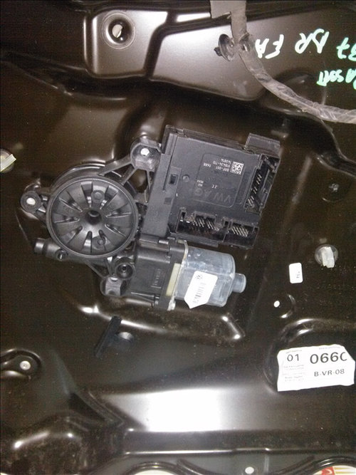 Motoras dreapta fata VOLKSWAGEN PASSAT B7 2010-2014