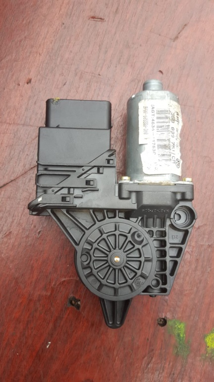 Motoras macara geam dreapta spate Passat B5 cod 0130821697