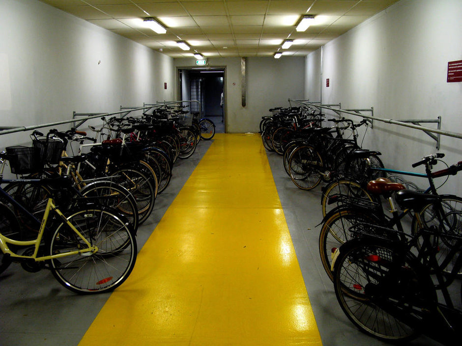Parcarea de biciclete la metrou, o necesitate uitata