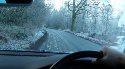 Ponturi de sezon: cum sa conduci in siguranta pe polei, pericolul numit GHEATA NEAGRA