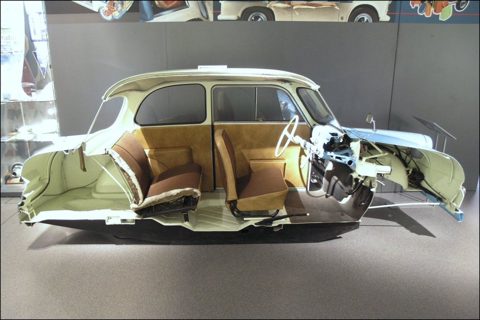 Povestea masinii de carton Trabant: motor in 2 timpi, schimbator la volan  si mult fum