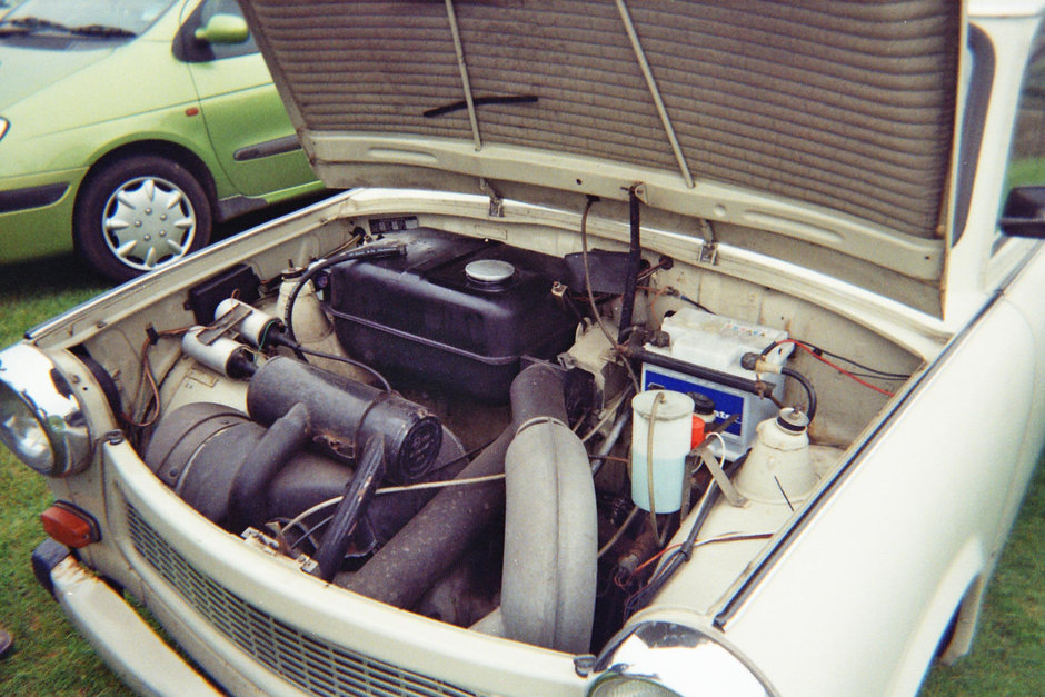 Povestea masinii de carton Trabant: motor in 2 timpi, schimbator la volan  si mult fum