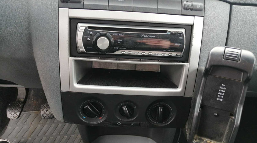 Radio CD Player cu MP3 Pioneer DEH-2900MP 4x50W Audi Volkswagen Seat Skoda Opel Renault Ford Mercedes BMW Saab Peugeot 2000 - 2007