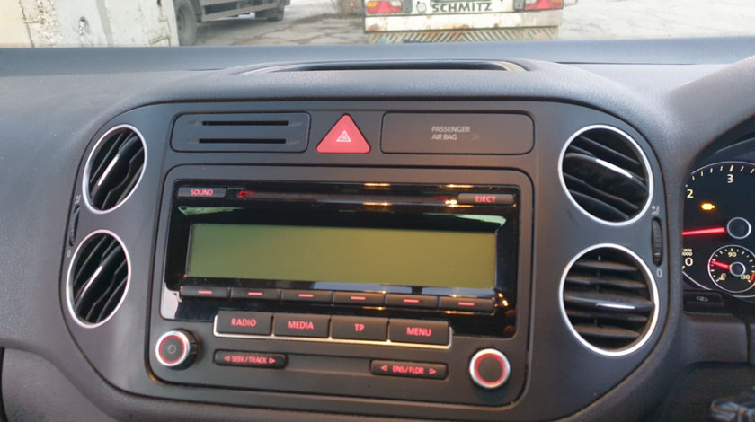 Rama Ornament Grila Centrala Navigatie Radio CD Player Gura Aer Aerisire Ventilatie Bord Centrala Volkswagen Golf 6 Plus 2008 - 2014