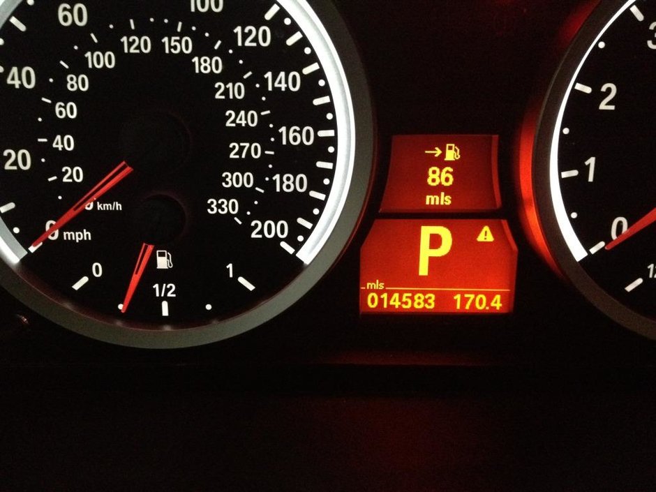 Tu stii ce arata sageata de langa indicatorul de benzina din bord?