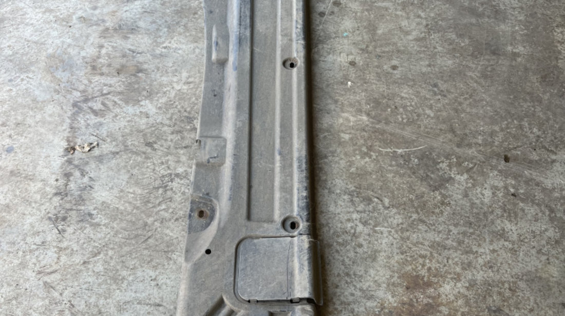 Scut lateral stanga Volkswagen Touareg 2011