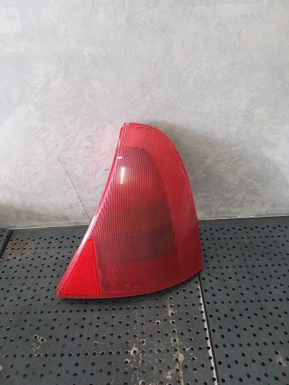 Stop tripla lampa dreapta renault clio 2 7700410516