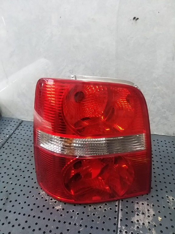 Stop tripla lampa stanga vw touran 1t 1t0945095