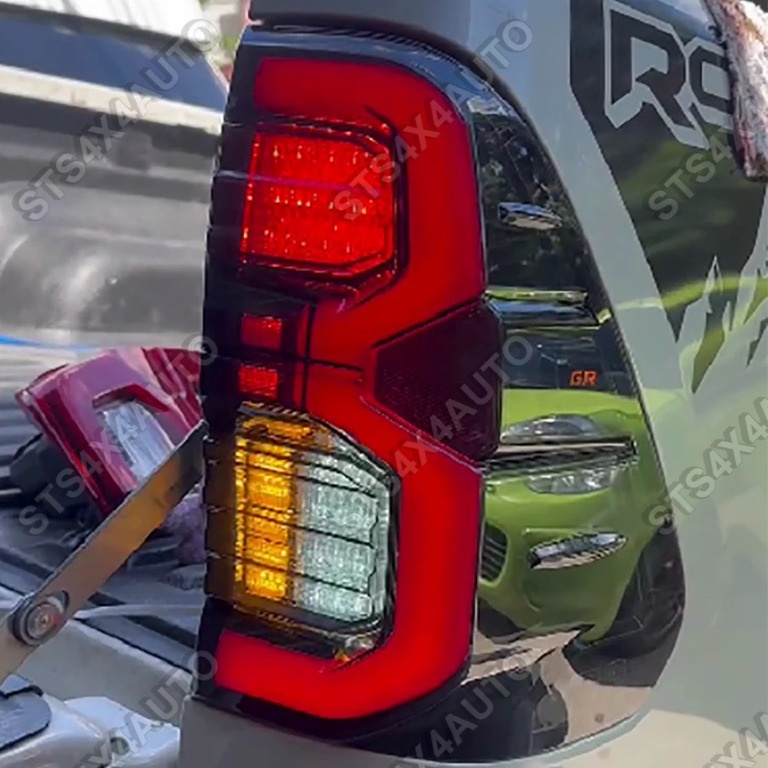 STOPURI LED CU DYNAMIC SEMNALIZARE TOYOTA HILUX REVO 2016-2024 SMK [GR LOOK]