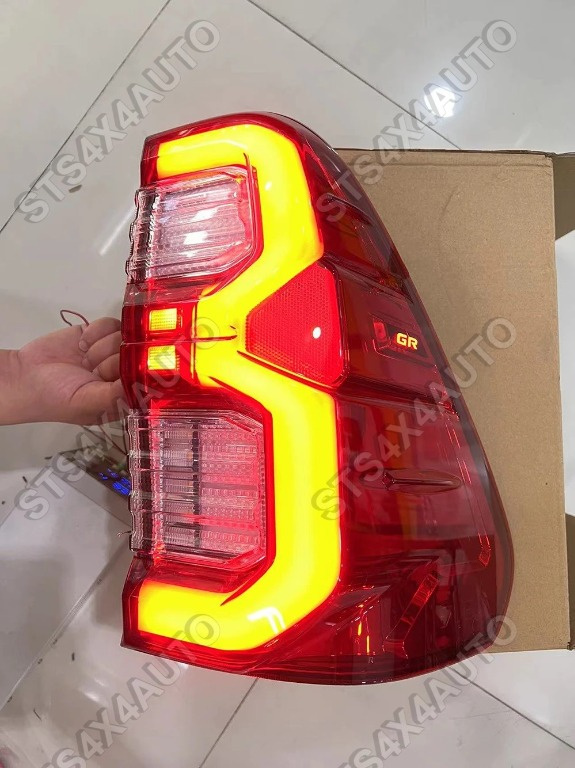 STOPURI LED CU DYNAMIC SEMNALIZARE TOYOTA HILUX REVO 2016-2024 RC [GR LOOK]