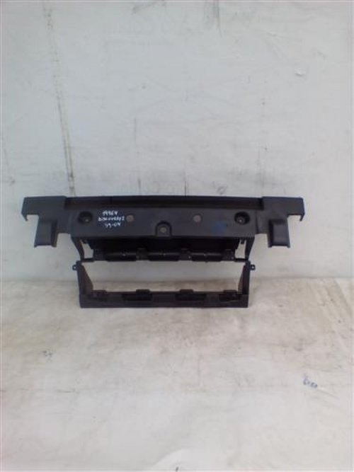 Suport central din plastic prindere bara fata Land Rover Discovery2 An 1999-2004cod DQO000080