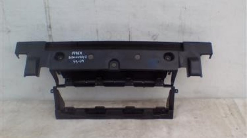 Suport central din plastic prindere bara fata Land Rover Discovery2 An 1999-2004cod DQO000080