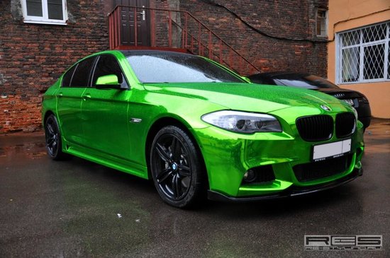 Tuning de Rusia: BMW Seria 5 imbracat in folie verde... cromat