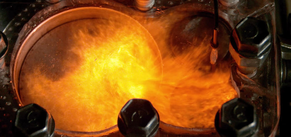 Un motor transparent in 4 timpi ne arata ce se intampla in camera de ardere